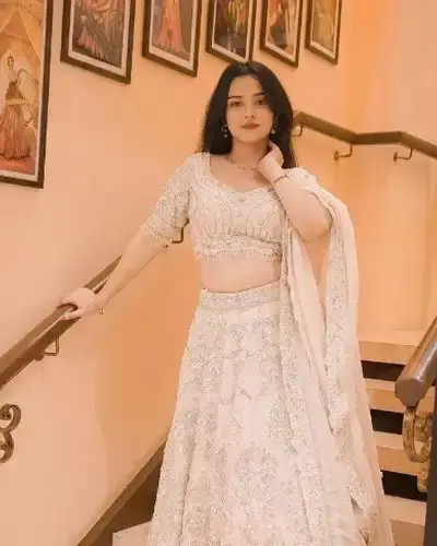 Escort Usarghar Gaon